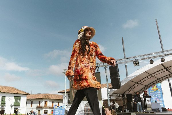 Quelles sont les tendances de mode féminine qui influencent le marché actuel ?